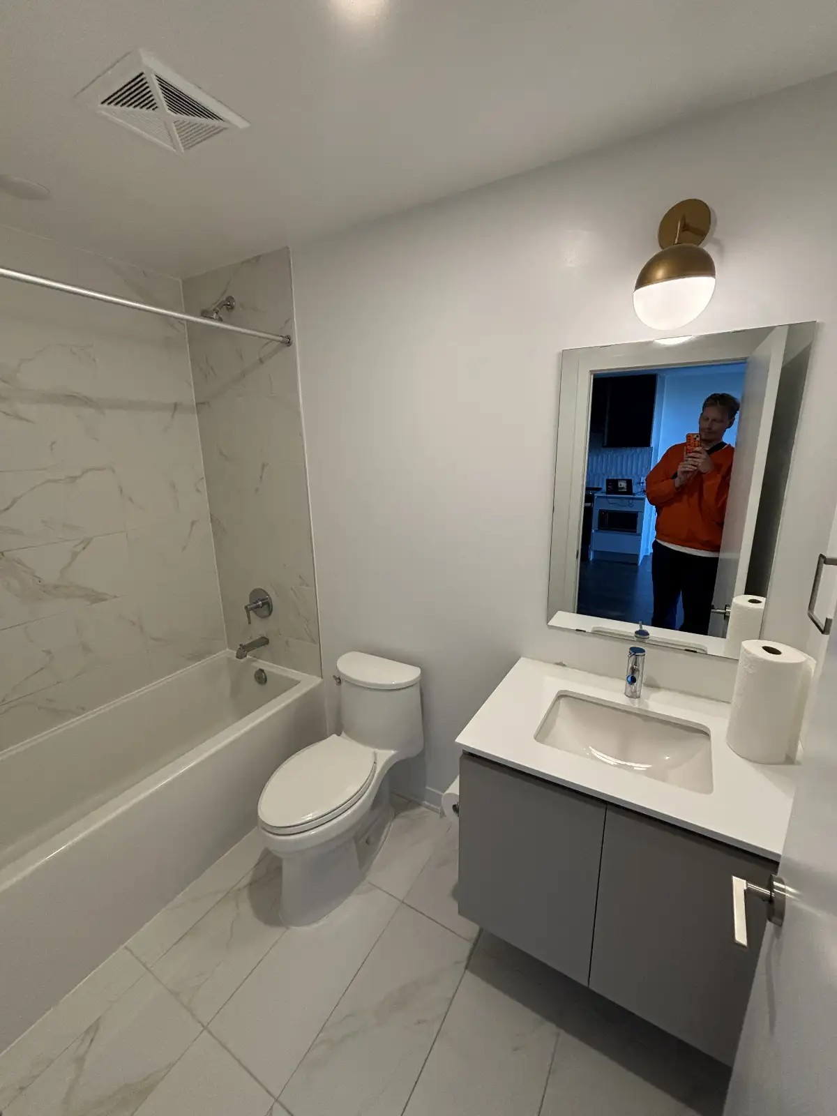 Modern 1-bedroom + den condo in Oakville — photo 5