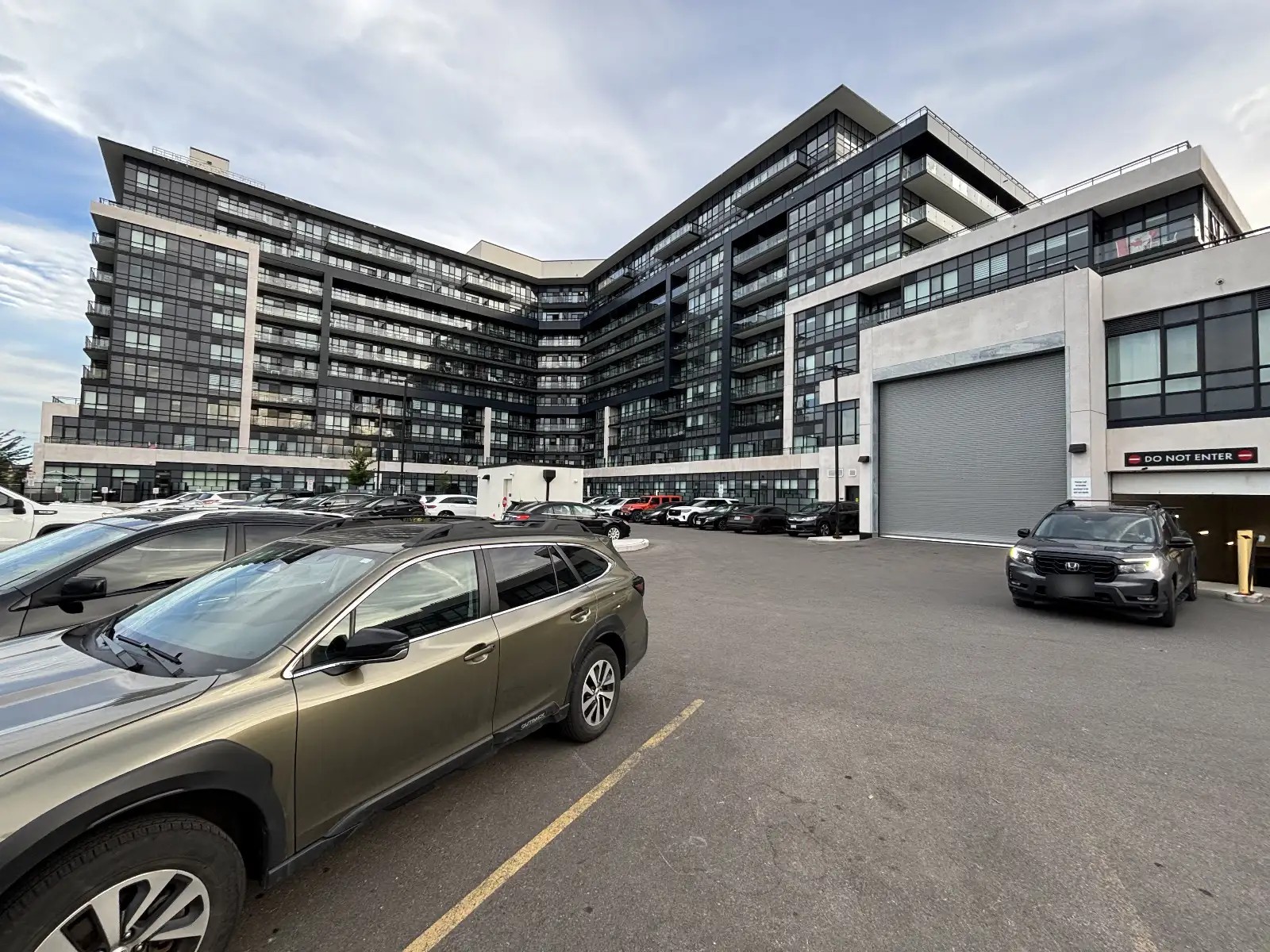 Modern 1-bedroom + den condo in Oakville — photo 6