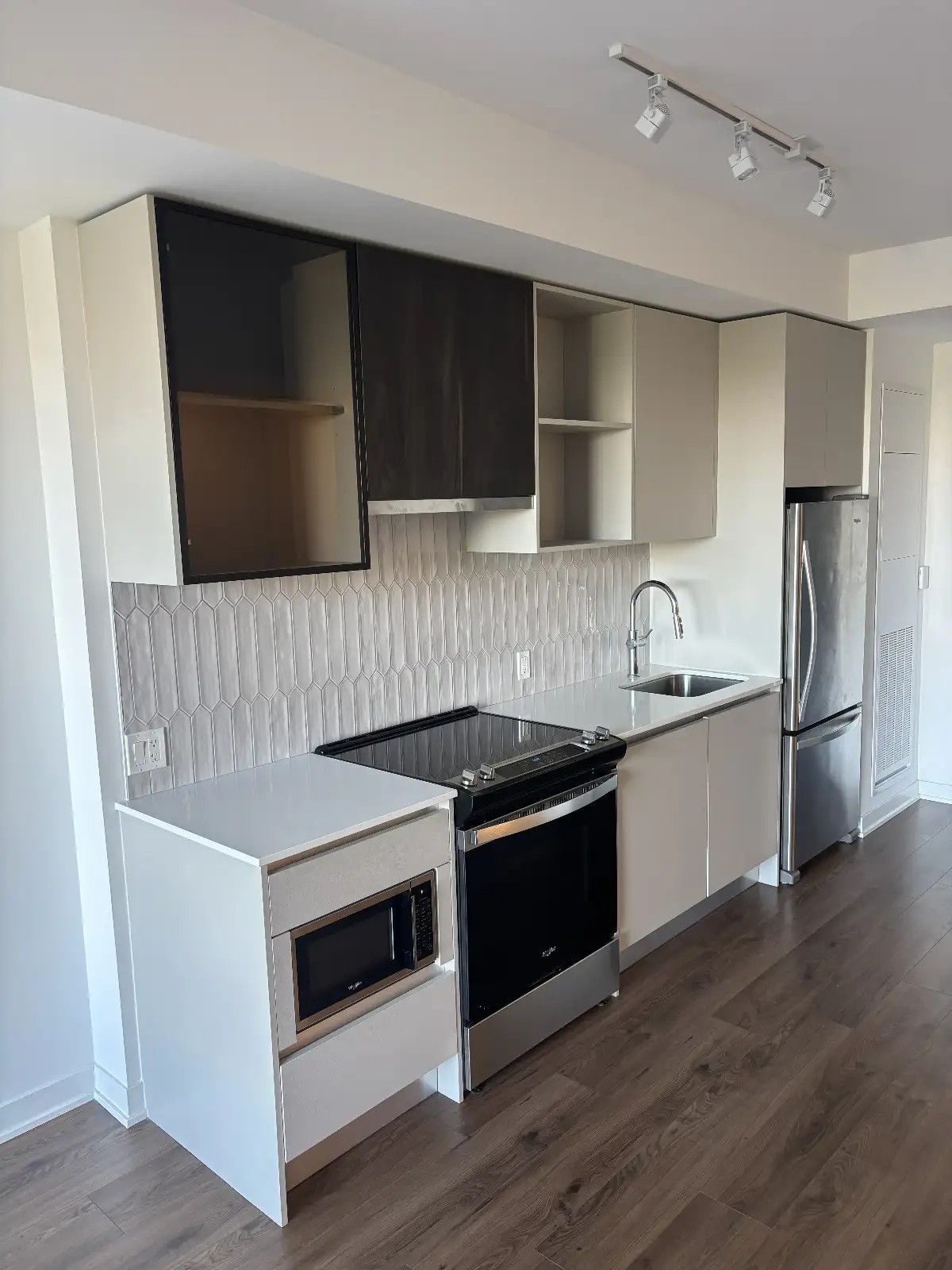 Modern 1-bedroom + den condo in Oakville — photo 3