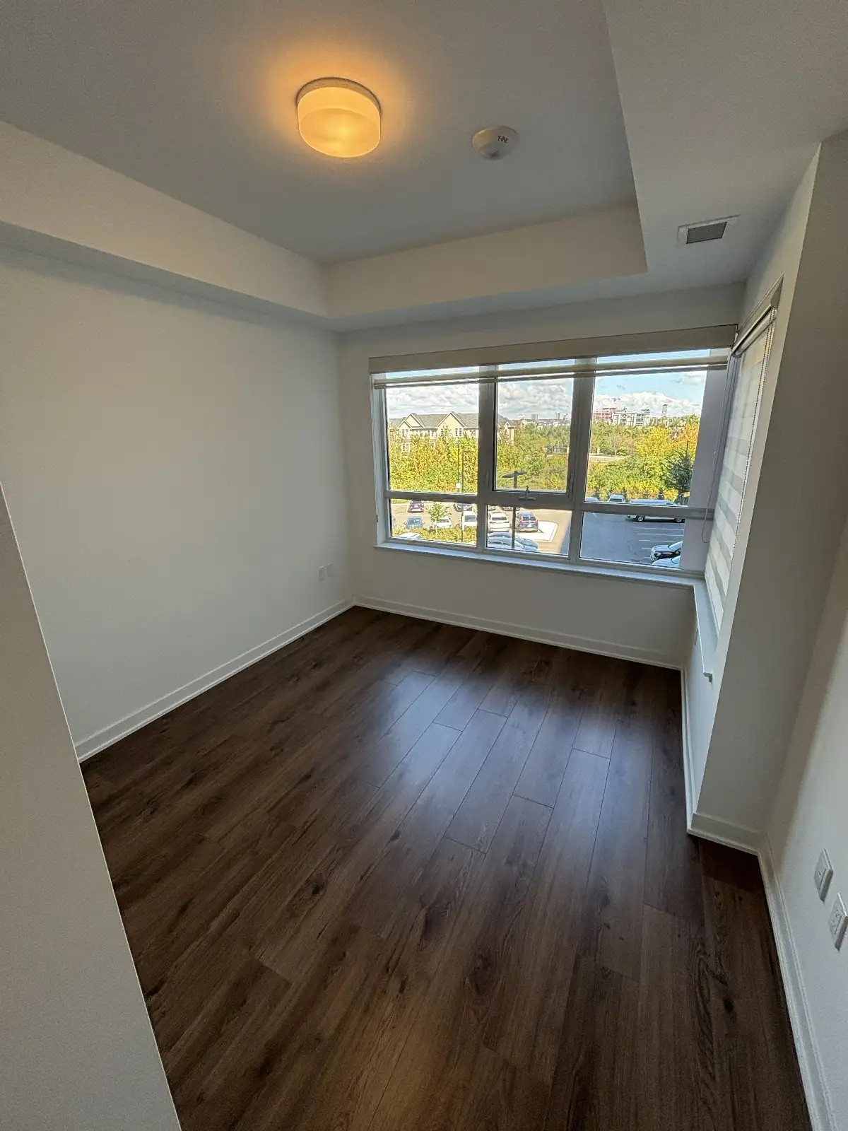 Modern 1-bedroom + den condo in Oakville — photo 4
